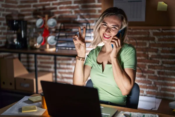 Jonge Mooie Vrouw Die Nachts Kantoor Werkt Aan Telefoon Praat — Stockfoto