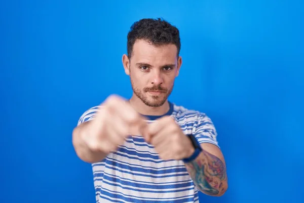 Young Hispanic Man Standing Blue Background Punching Fist Fight Aggressive — Stockfoto