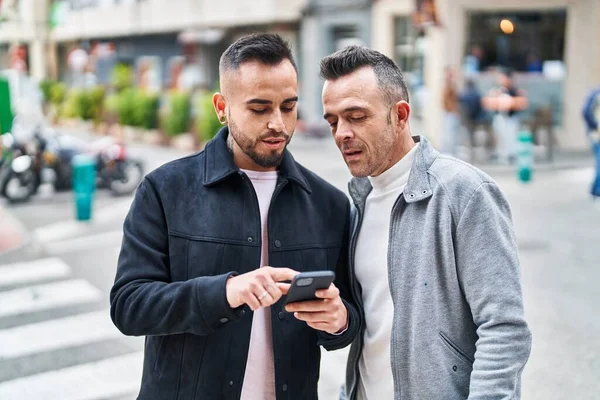 Dos Hombres Pareja Usando Smartphone Con Expresión Relajada Calle —  Fotos de Stock