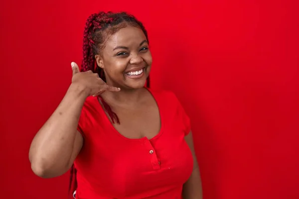 Mujer Afroamericana Con Pelo Trenzado Pie Sobre Fondo Rojo Sonriendo — Foto de Stock