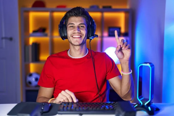 Νεαρός Ισπανός Που Παίζει Βιντεοπαιχνίδια Δείχνοντας Και Δείχνοντας Δάχτυλο Νούμερο — Φωτογραφία Αρχείου