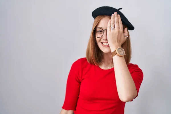 Genç Kızıl Saçlı Gözlüklü Bereli Bir Kadın Bir Gözünü Eliyle — Stok fotoğraf