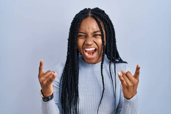Африканская Американка Стоящая Синем Фоне Кричащая Сумасшедшим Выражением Изображая Рок — стоковое фото