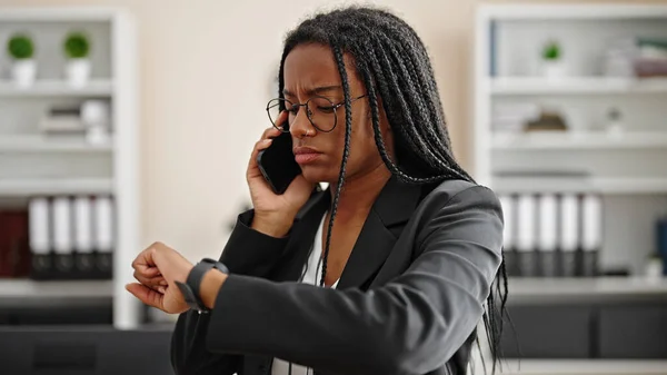Trabajadora Negocios Afroamericana Mirando Reloj Hablando Teléfono Inteligente Oficina —  Fotos de Stock
