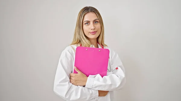 Νεαρή Ξανθιά Γυναίκα Γιατρός Κρατώντας Έγγραφο Πάνω Από Απομονωμένο Λευκό — Φωτογραφία Αρχείου