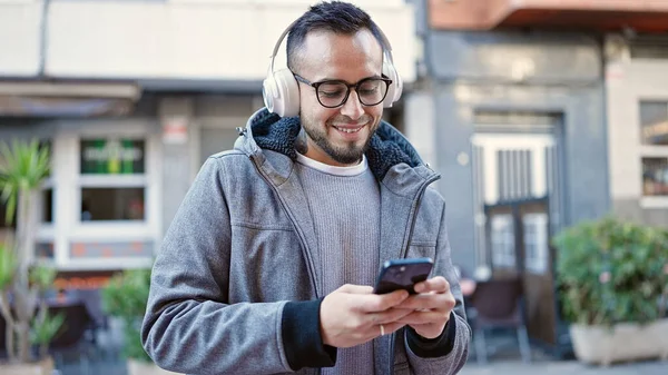 Latynos Uśmiecha Się Pewnie Słuchając Muzyki Pomocą Smartfona Ulicy — Zdjęcie stockowe