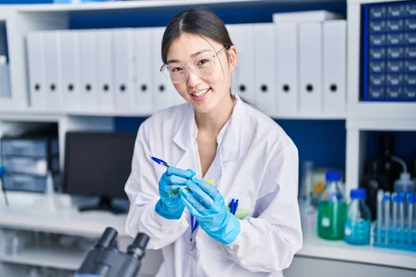 Kinesisk Kvinna Forskare Skriver Provrör Laboratoriet — Stockfoto