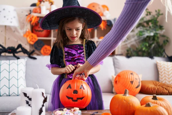 Imádnivaló Spanyol Lány Hogy Halloween Party Kap Édességet Otthon — Stock Fotó