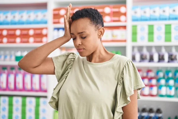 Afričanky Americká Žena Zákazník Trpí Bolestí Hlavy Lékárně — Stock fotografie