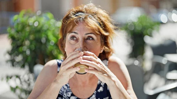 Mujer Mediana Edad Bebiendo Café Sentado Mesa Terraza Cafetería —  Fotos de Stock