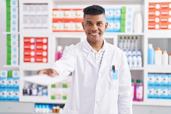 Jovem Latino Homem Farmacêutico Sorrindo Confiante Segurando Prescrição Farmácia — Fotografia de Stock