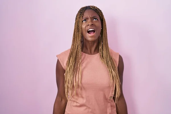 Африканская Американка Плетеными Волосами Стоящая Розовом Фоне Злая Безумная Кричащая — стоковое фото