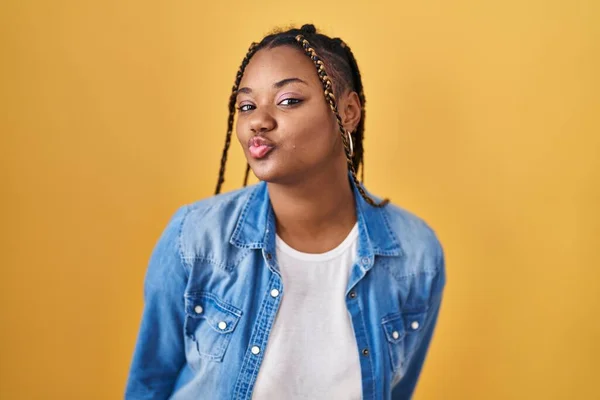 Sarı Arka Planı Örgü Ören Afro Amerikalı Kadın Canlı Yayında — Stok fotoğraf