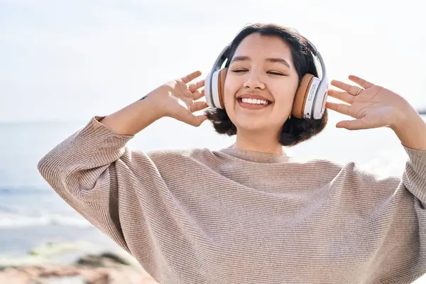 Mladá Žena Usměvavá Sebevědomě Poslouchá Hudbu Moře — Stock fotografie