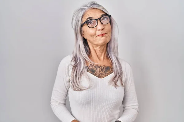Жінка Середнього Віку Сірим Волоссям Стоїть Над Білим Тлом Усміхаючись — стокове фото