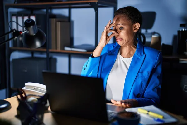 Beautiful African American Woman Working Office Night Smelling Something Stinky — Stock Photo, Image