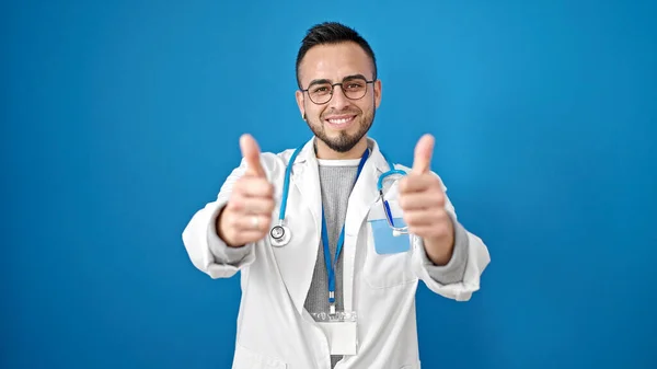 Hispanic Mann Arzt Macht Daumen Nach Oben Über Isolierten Blauen — Stockfoto