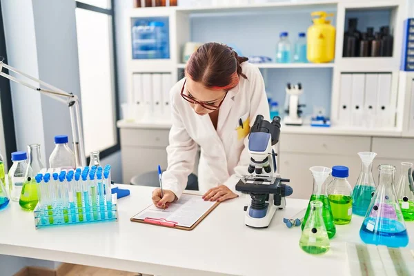 Genç Beyaz Kadın Bilim Adamı Laboratuarda Çalışıyor — Stok fotoğraf