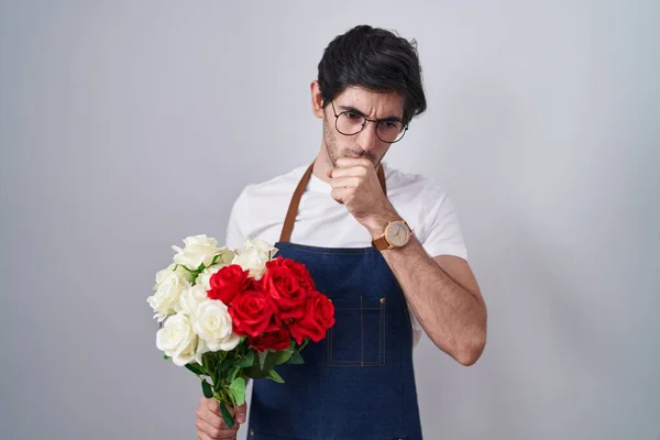 Hombre Hispano Joven Sosteniendo Ramo Rosas Blancas Rojas Sintiéndose Mal —  Fotos de Stock