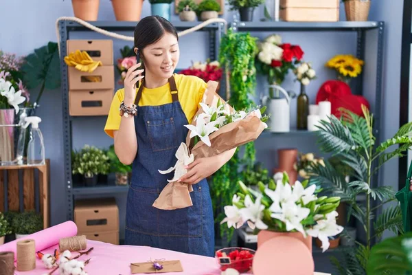 Wanita Cina Penjual Bunga Memegang Karangan Bunga Berbicara Smartphone Toko — Stok Foto