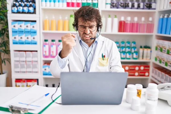 Jovem Hispânico Trabalhando Farmácia Farmácia Que Trabalha Com Laptop Irritado — Fotografia de Stock