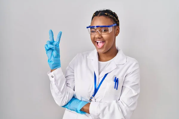 Mujer Afroamericana Con Trenzas Vistiendo Bata Científica Sonriendo Con Cara —  Fotos de Stock