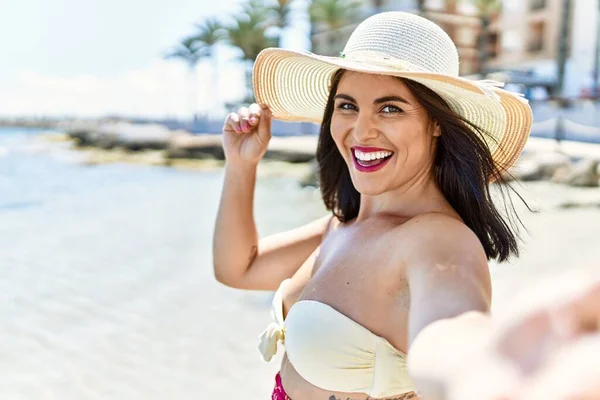 Genç Güzel Spanyol Kadın Turist Deniz Kenarında Selfie Çekiyor — Stok fotoğraf