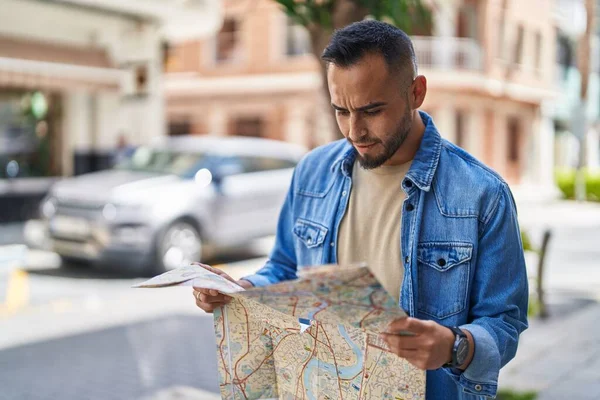 Hombre Hispano Joven Buscando Mapa Ciudad Calle —  Fotos de Stock