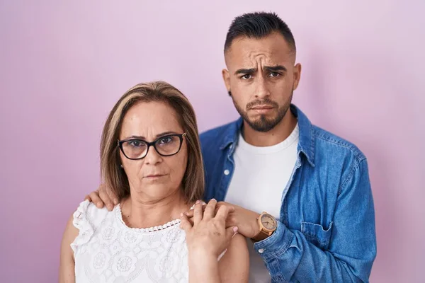 ヒスパニック系の母親と息子が一緒に懐疑的で緊張立って 問題のために動揺を眉をひそめて 否定的な人 — ストック写真