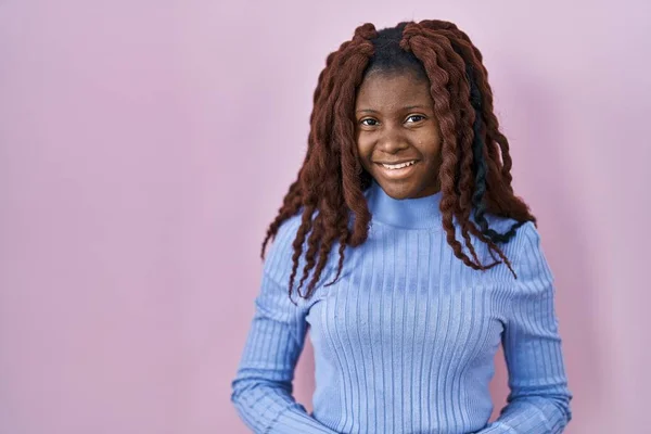 Afrikanerin Die Vor Rosa Hintergrund Steht Die Hände Über Dem — Stockfoto