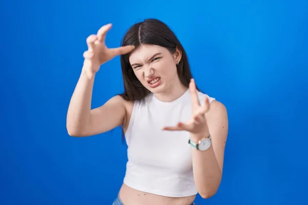 Young Caucasian Woman Standing Blue Background Shouting Frustrated Rage Hands — Foto de Stock
