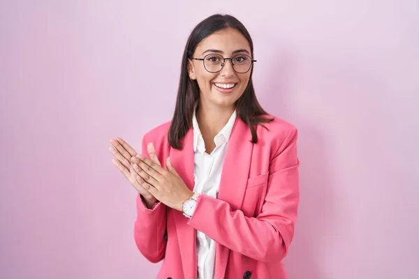 ビジネス服や眼鏡を身に着けている若いヒスパニック系の女性が拍手と幸せと喜びを拍手 一緒に誇りに思って手を笑顔 — ストック写真