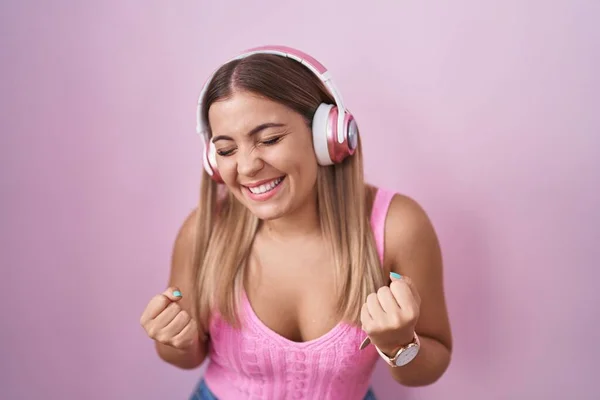 Mladá Blondýnka Která Poslouchá Hudbu Pomocí Sluchátek Velmi Šťastná Nadšená — Stock fotografie