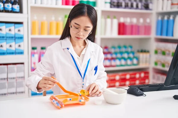 Young Chinese Woman Pharmacist Smiling Confident Organizing Pills Dose Atelier — ストック写真