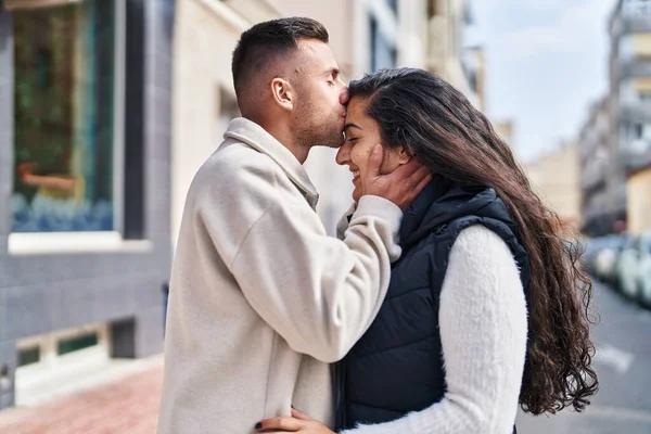 Man Woman Couple Hugging Each Other Kissing Street — Photo