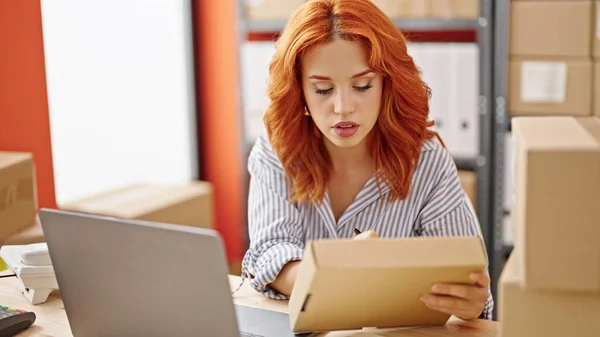Genç Kızıl Saçlı Kadın Kadını Ofiste Dizüstü Bilgisayar Kullanıyor — Stok fotoğraf