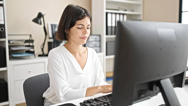 Jovem Bela Mulher Hispânica Trabalhador Negócios Usando Computador Trabalhando Escritório — Fotografia de Stock