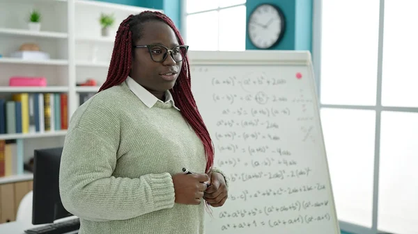 Africká Žena Pletené Vlasy Učitel Výuka Matematiky Lekce Univerzitě Knihovna — Stock fotografie