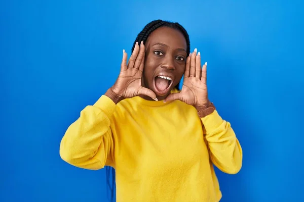 Mooie Zwarte Vrouw Staat Blauwe Achtergrond Lachend Vrolijk Kijkend Naar — Stockfoto