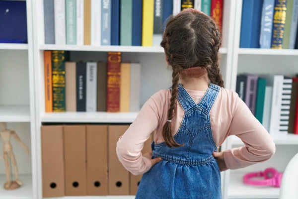Sevimli Spanyol Kız Öğrenci Sınıfta Geriye Doğru Duran Bir Kitap — Stok fotoğraf
