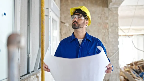 Jovem Hispânico Homem Trabalhador Vestindo Hardhat Leitura Casa Projeto Canteiro — Fotografia de Stock
