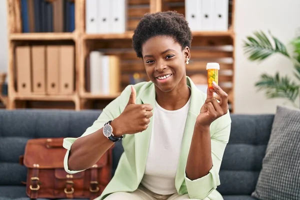 Femme Afro Américaine Travaillant Sur Dépression Tenant Des Pilules Souriant — Photo