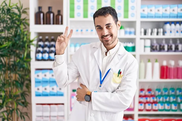 Hombre Hispano Guapo Trabajando Farmacia Sonriendo Mirando Cámara Mostrando Los — Foto de Stock