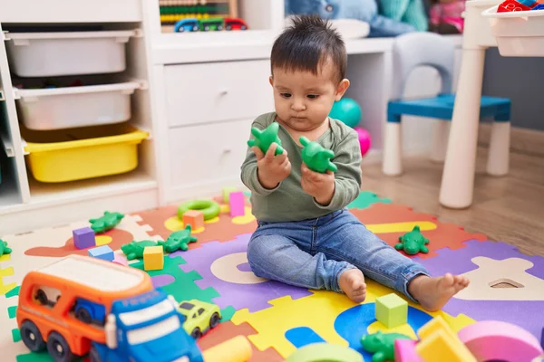 Anaokulunda Yerde Oturan Sevimli Spanyol Çocuk Timsah Oyuncağıyla Oynuyor — Stok fotoğraf