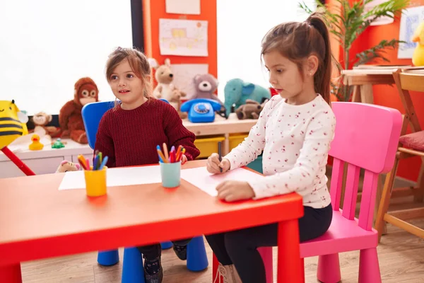 Adorable Girls Preschool Students Sitting Table Drawing Paper Kindergarten — Stock Photo, Image