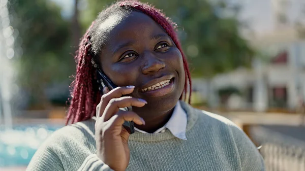 Afrikaanse Vrouw Met Gevlochten Haar Aan Telefoon Het Park — Stockfoto