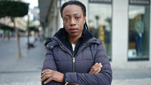 Африканская Американка Стоящая Серьезным Лицом Скрещенными Руками Улице — стоковое фото