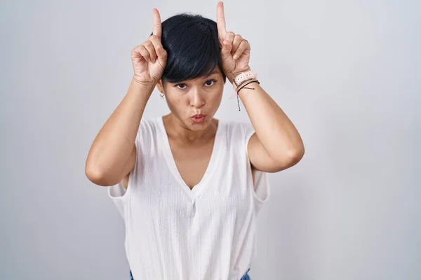 Junge Asiatische Frau Mit Kurzen Haaren Steht Über Isoliertem Hintergrund — Stockfoto