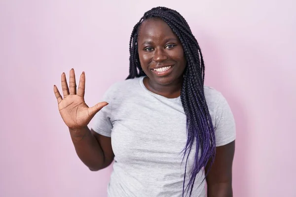 Молодая Африканская Женщина Стоит Розовом Фоне Показывая Показывая Пальцами Номер — стоковое фото