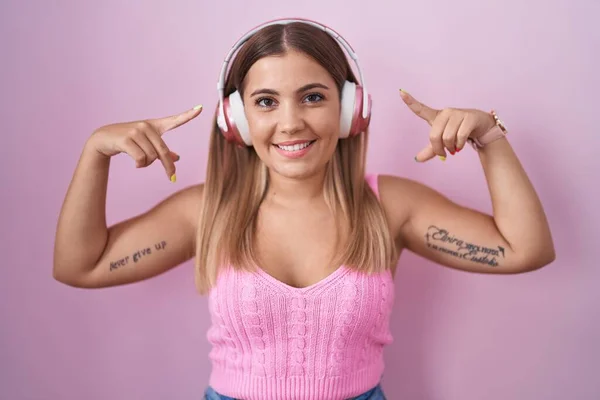 Mujer Rubia Joven Escuchando Música Usando Auriculares Sonriendo Apuntando Cabeza — Foto de Stock